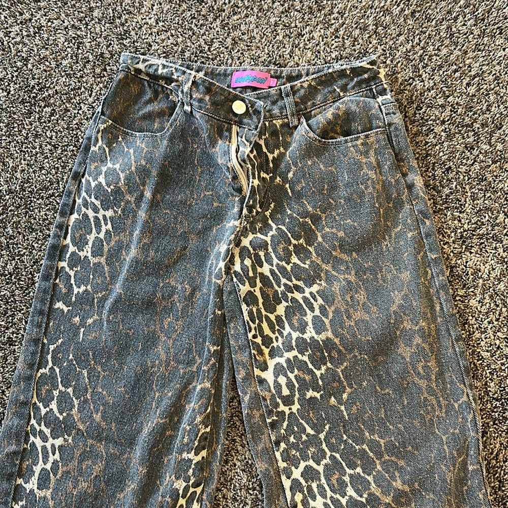 Edikted Leopard Print Low Rise Jeans - Picture 4 of 5